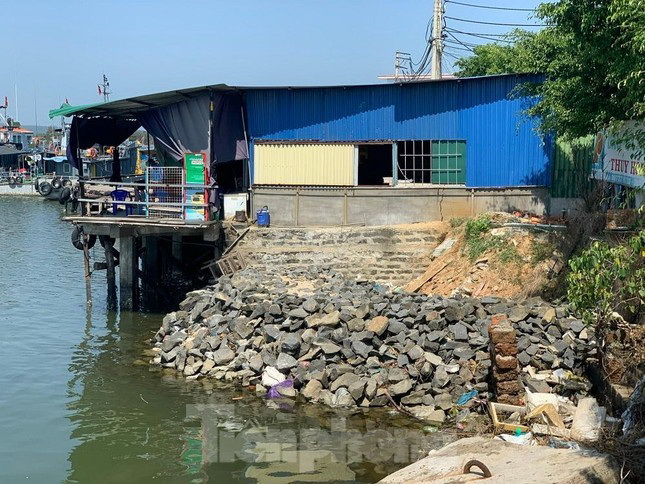 Người dân đổ đá lấn luồng cảng Sa Kỳ xây hàng quán: Quảng Ngãi xử mãi không xong - Ảnh 1. Người dân đổ đá lấn luồng cảng Sa Kỳ xây hàng quán: Quảng Ngãi xử mãi không xong - Ảnh 1.