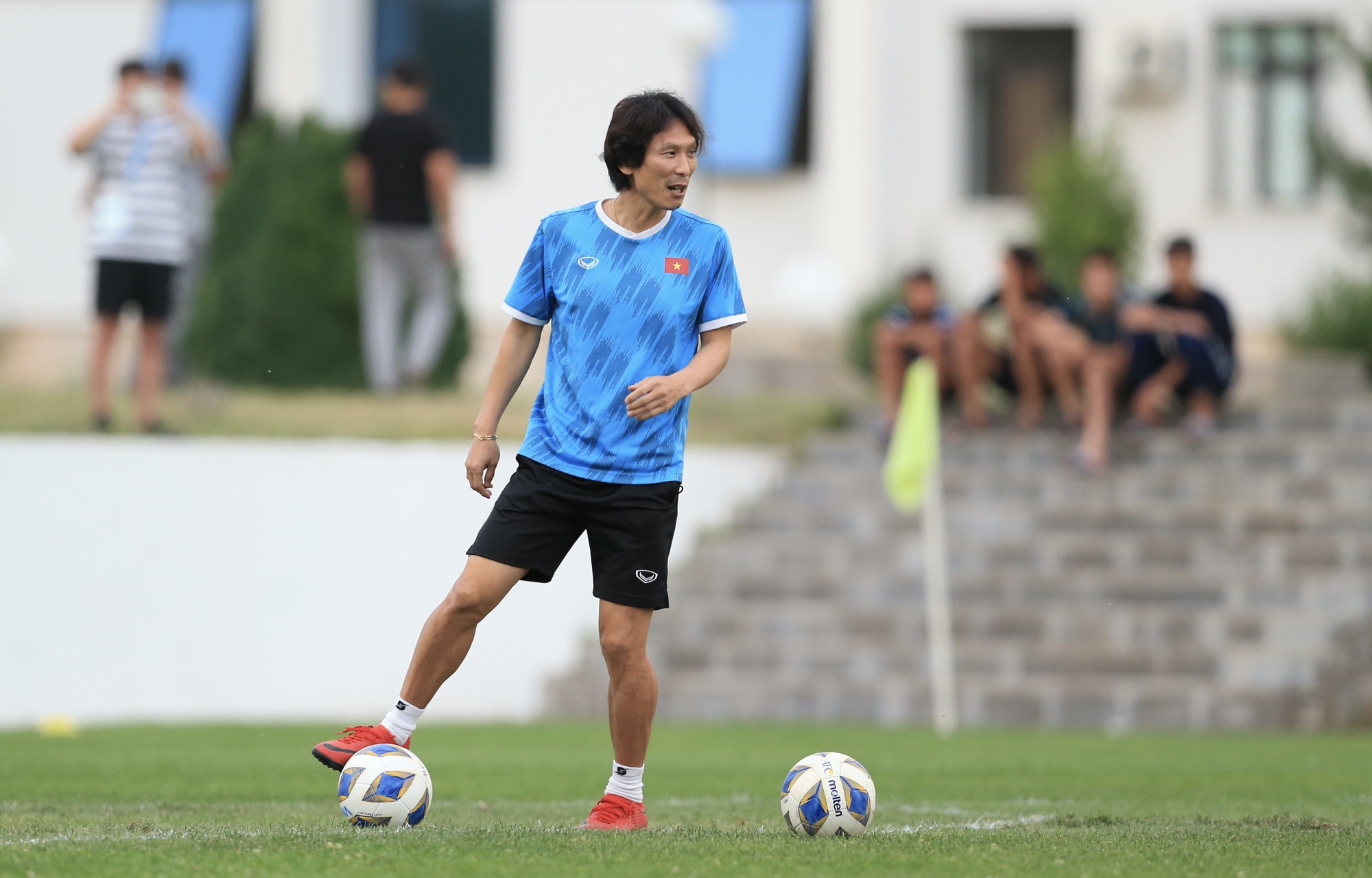 Cựu HLV U23 Việt Nam sốc trước tin đồn đ&ograve;i lương khủng tại V-League  - Ảnh 1.