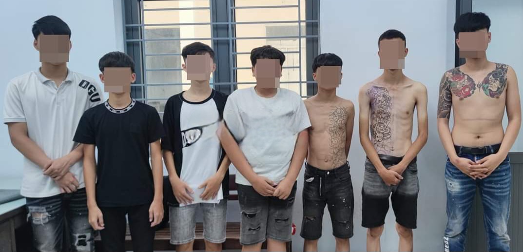 Truy x&eacute;t nhanh nh&oacute;m thiếu ni&ecirc;n mang dao ph&oacute;ng lợn diễu phố - Ảnh 1.