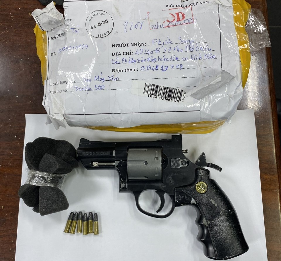 Li&ecirc;n tiếp ph&aacute;t hiện s&uacute;ng, đạn vận chuyển qua s&acirc;n bay Đ&agrave; Nẵng - Ảnh 1.