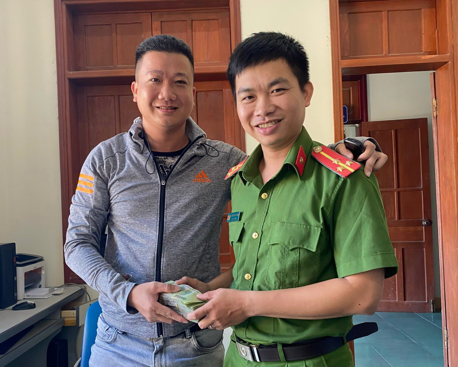 Quảng Ng&atilde;i: Nam thanh ni&ecirc;n trả lại hơn 40 triệu đồng cho một người ở H&agrave; Nội chuyển nhầm - Ảnh 1.