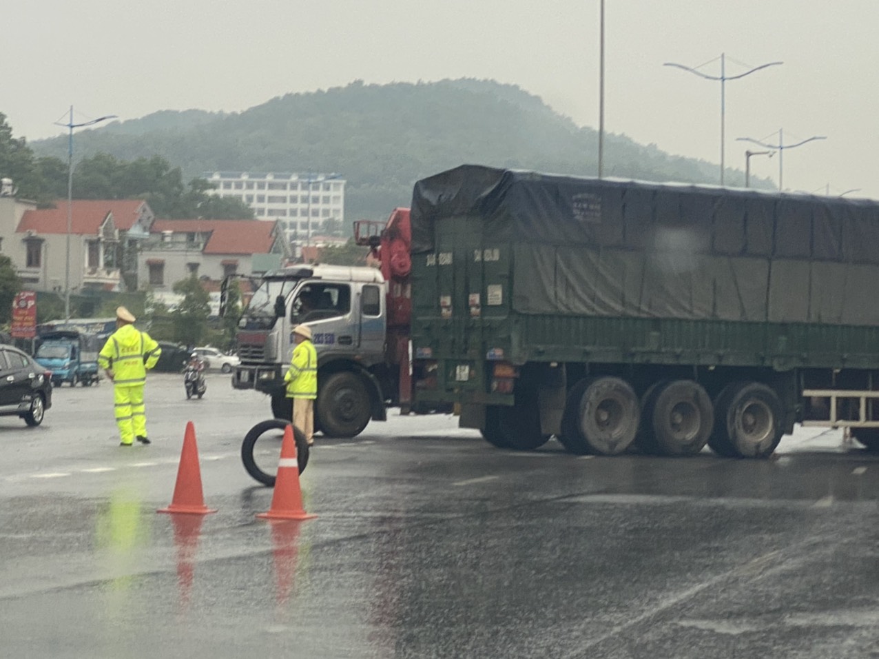 TNGT gia tăng cả ba tiêu chí, Quảng Ninh triển khai nhiều biện pháp mạnh - Ảnh 2. TNGT gia tăng cả ba tiêu chí, Quảng Ninh triển khai nhiều biện pháp mạnh - Ảnh 2.
