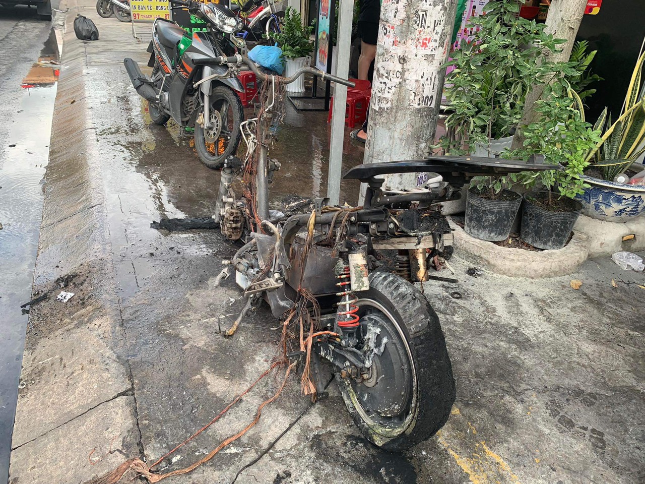 T&aacute; hỏa nhảy khỏi xe m&aacute;y điện bốc kh&oacute;i, d&acirc;n x&uacute;m v&agrave;o dập lửa nhưng vẫn ch&aacute;y rụi - Ảnh 1.