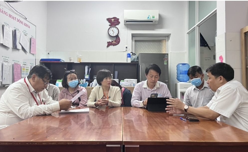 Vụ b&eacute; g&aacute;i tử vong nghi ngộ độc b&aacute;nh: Sở Y tế TP.HCM họp khẩn với c&aacute;c chuy&ecirc;n gia - Ảnh 1.