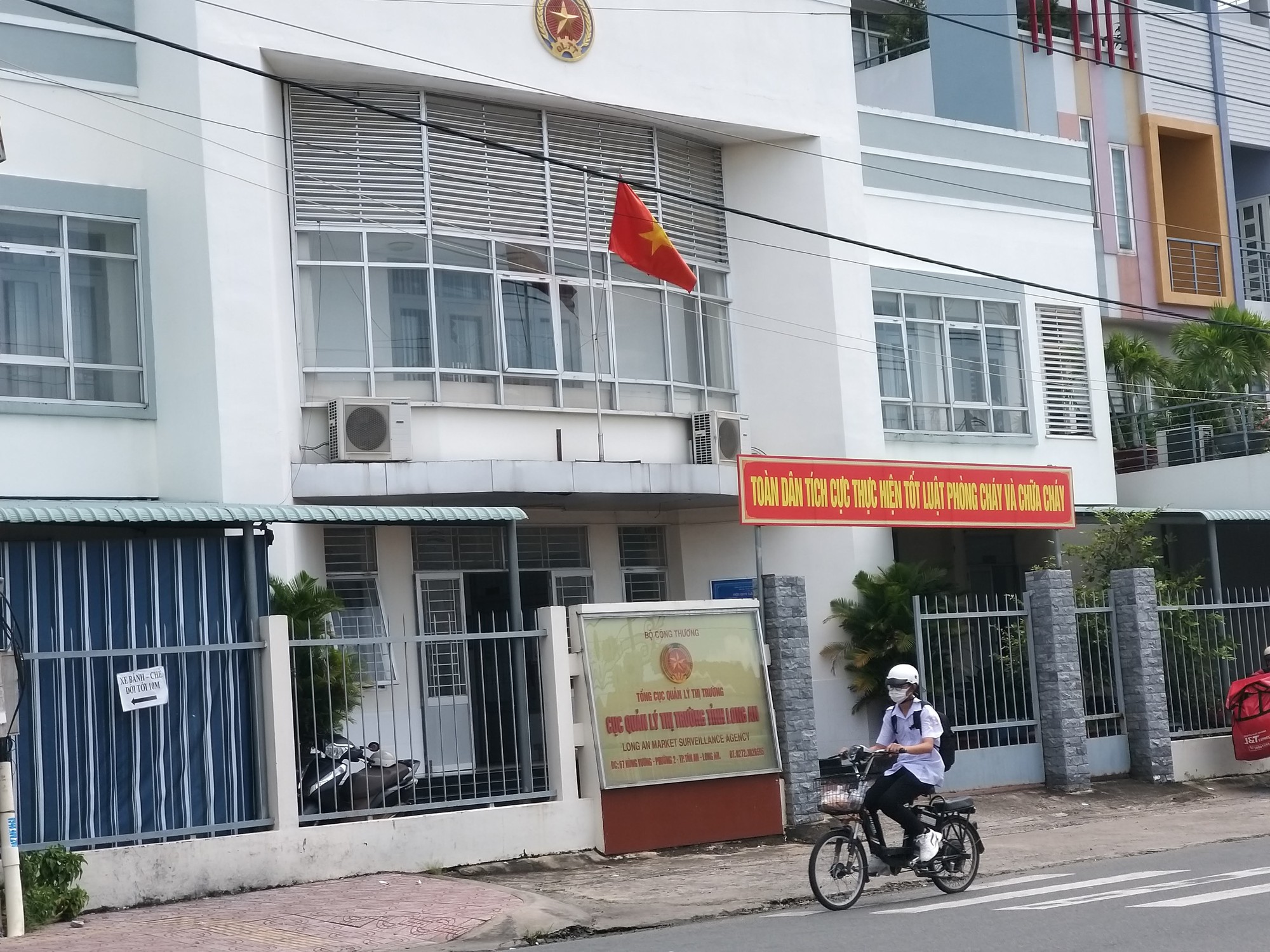 Đ&aacute;nh bạc tại trụ sở l&agrave;m việc, bốn c&aacute;n bộ quản l&yacute; thị trường ở Long An bị kỷ luật - Ảnh 1.