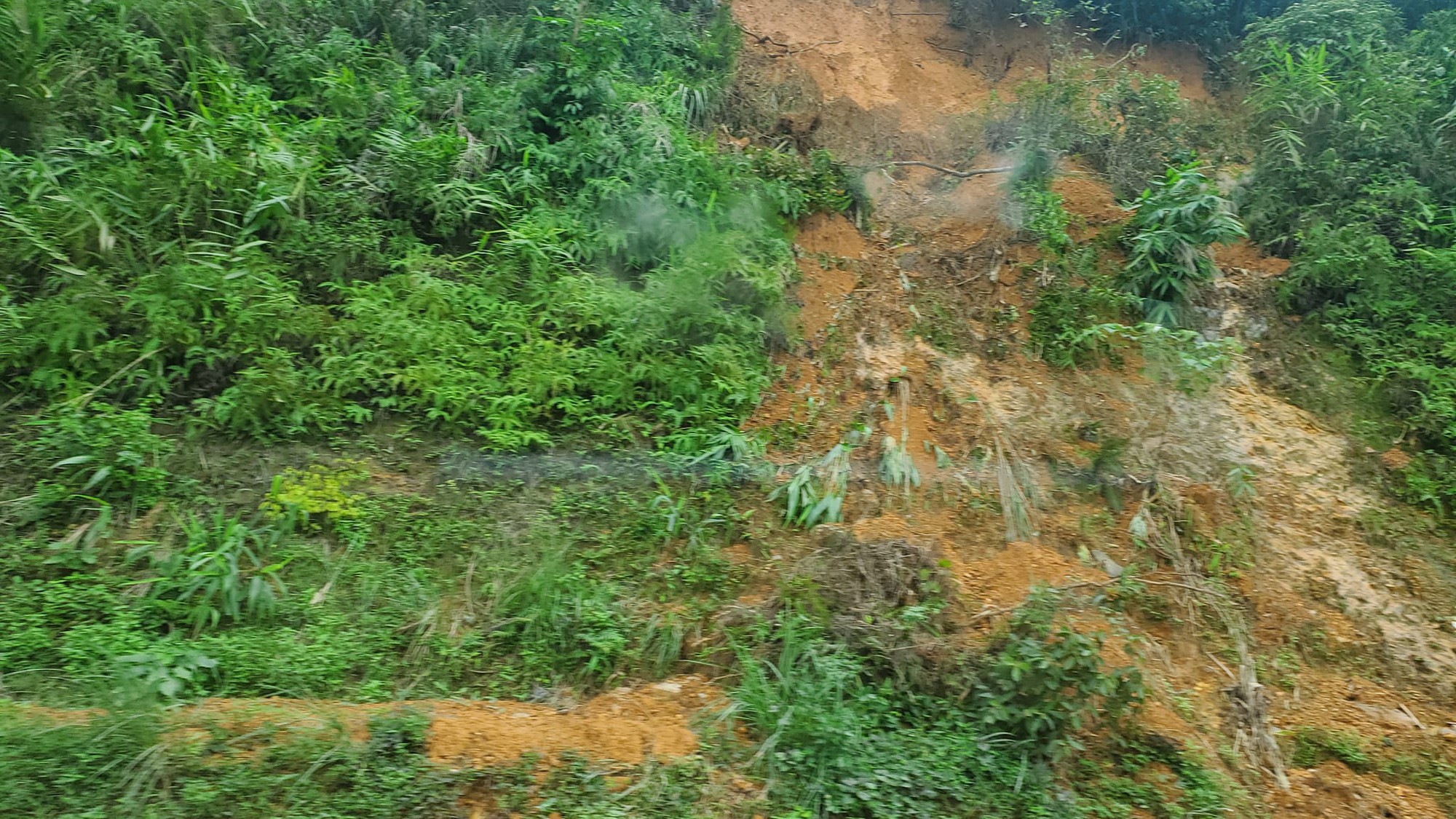 Tuyến đường sắt Bắc - Nam đoạn qua H&agrave; Tĩnh sạt lở do mưa lớn - Ảnh 2.