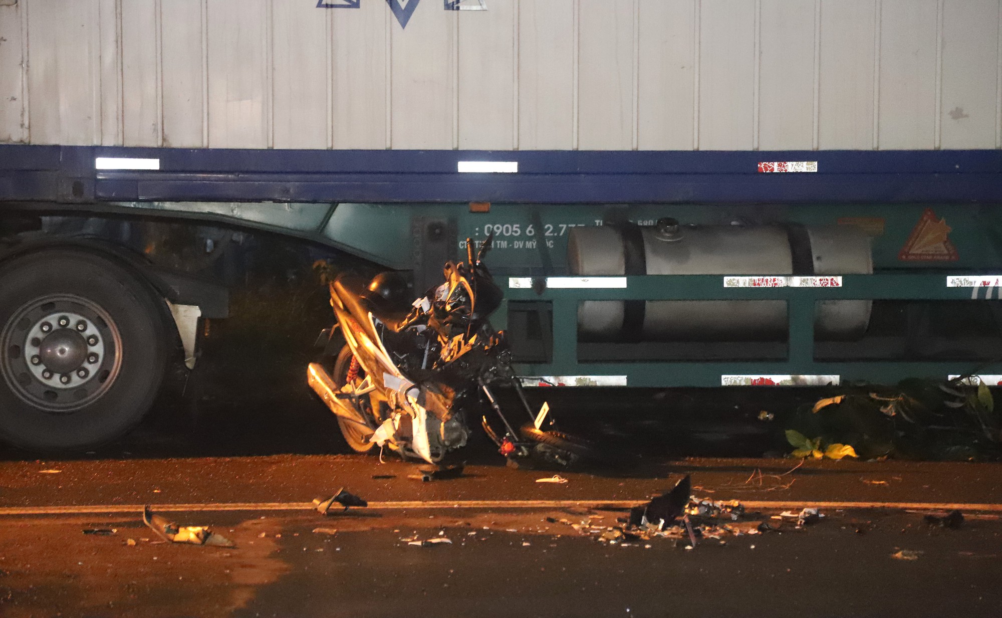 Nam sinh vi&ecirc;n bị xe tải c&aacute;n tử vong thương t&acirc;m - Ảnh 1.