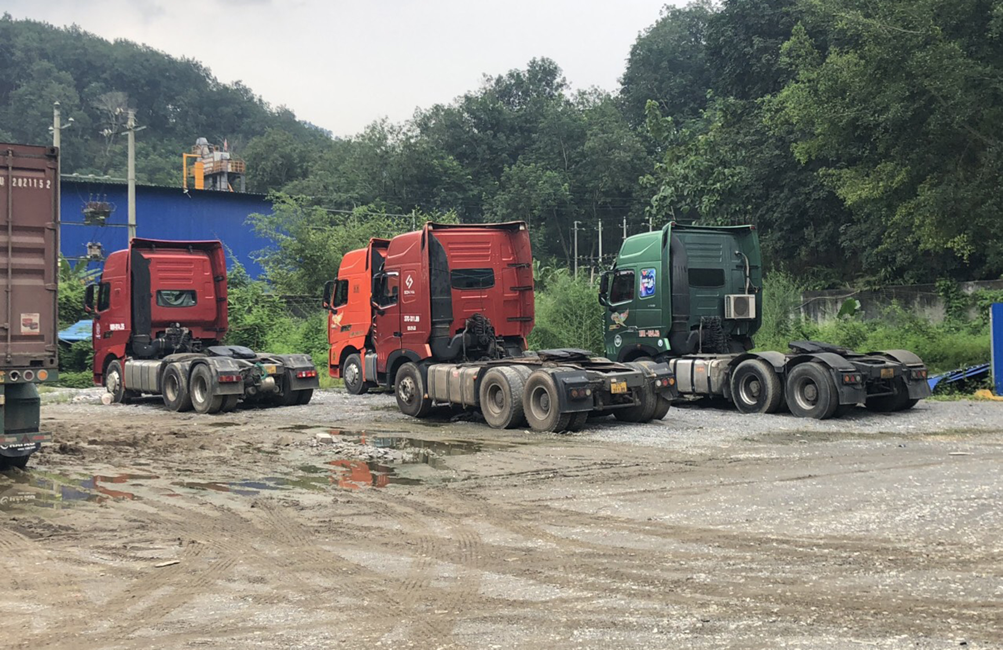 Chủ h&agrave;ng bị siết nợ, chủ xe l&acirc;m cảnh lao đao  - Ảnh 1.