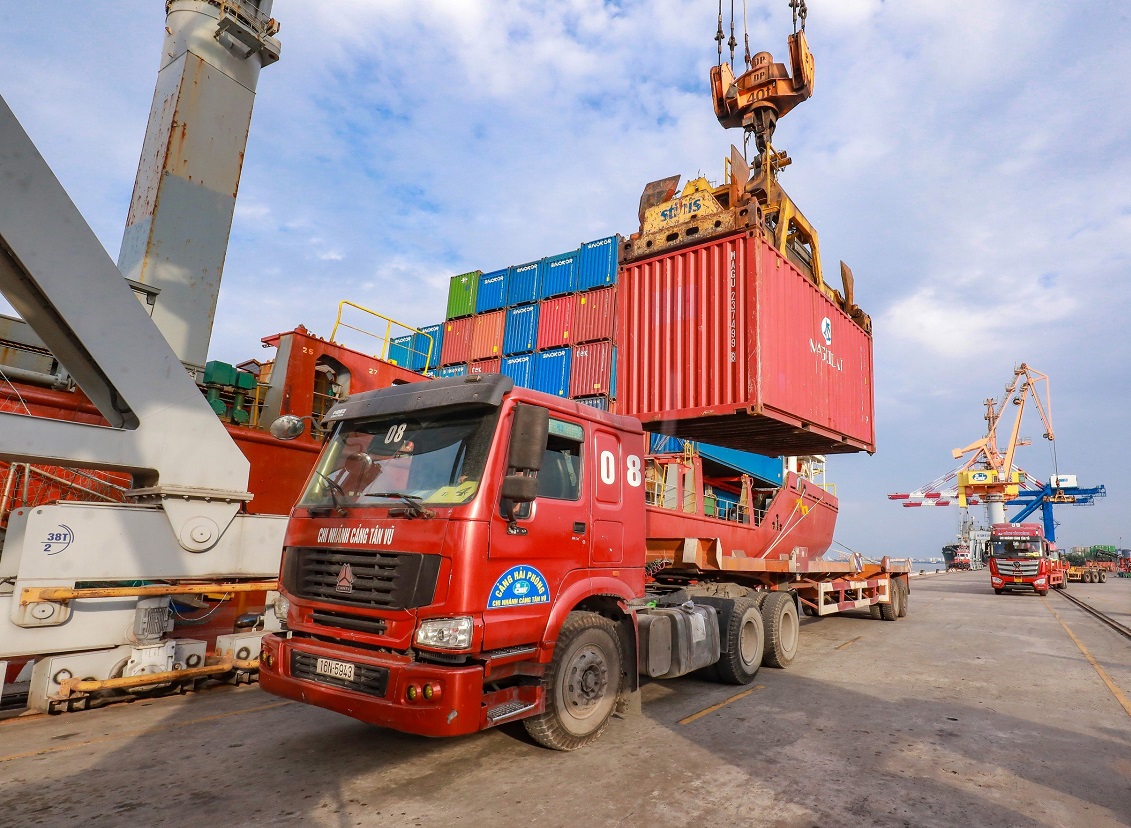 H&agrave;ng h&oacute;a qua cảng biển rục rịch tăng trưởng - Ảnh 1.