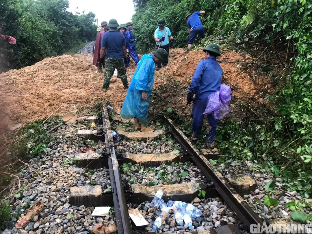 Trung chuyển 336 h&agrave;nh kh&aacute;ch tr&ecirc;n 2 chuyến t&agrave;u bị sự cố sạt lở đường sắt  - Ảnh 1.