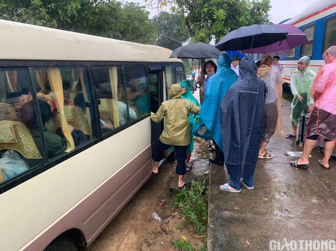 Trung chuyển 336 h&agrave;nh kh&aacute;ch tr&ecirc;n 2 chuyến t&agrave;u bị sự cố sạt lở đường sắt  - Ảnh 2.