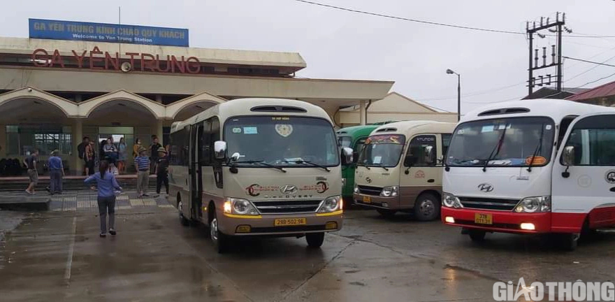 Trung chuyển 336 h&agrave;nh kh&aacute;ch tr&ecirc;n 2 chuyến t&agrave;u bị sự cố sạt lở đường sắt  - Ảnh 3.