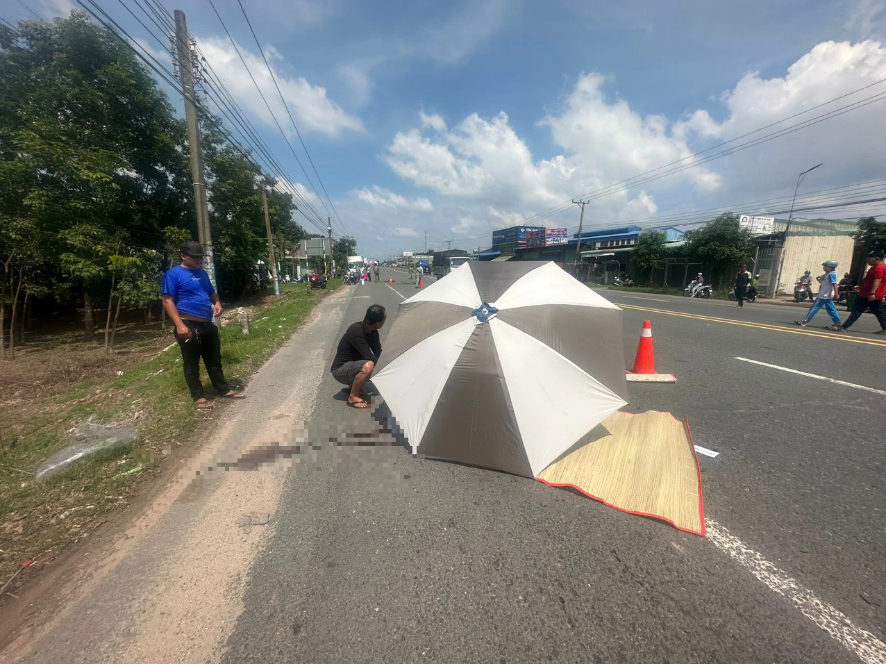 Va chạm giữa xe m&aacute;y v&agrave; xe tải, b&eacute; g&aacute;i 8 tuổi tử vong thương t&acirc;m - Ảnh 1.