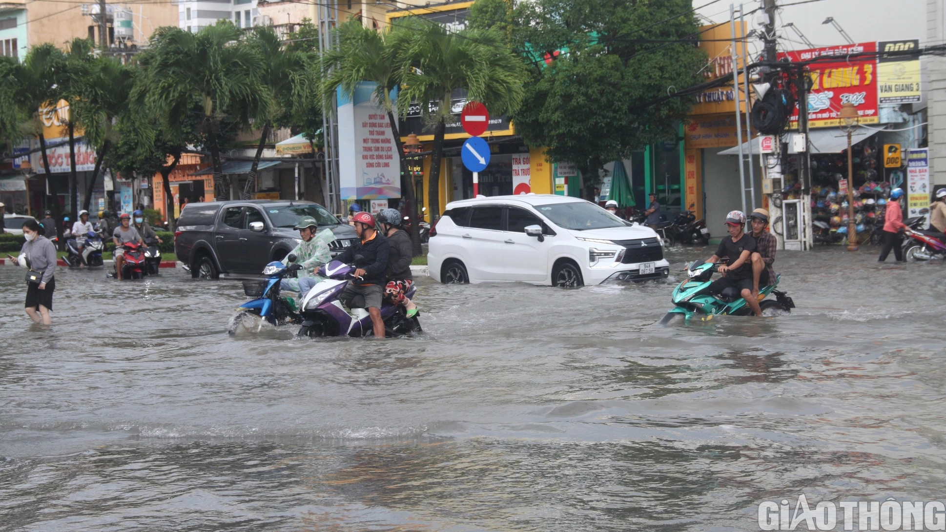 Người d&acirc;n Bạc Li&ecirc;u b&igrave; b&otilde;m dẫn xe lội nước sau cơn mưa lớn k&eacute;o d&agrave;i - Ảnh 1.