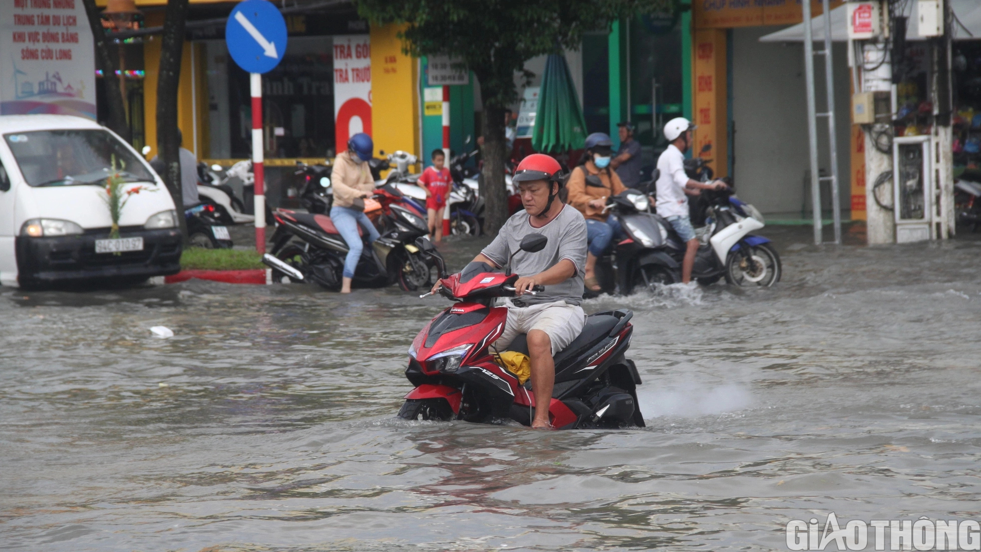 Người d&acirc;n Bạc Li&ecirc;u b&igrave; b&otilde;m dẫn xe lội nước sau cơn mưa lớn k&eacute;o d&agrave;i - Ảnh 2.