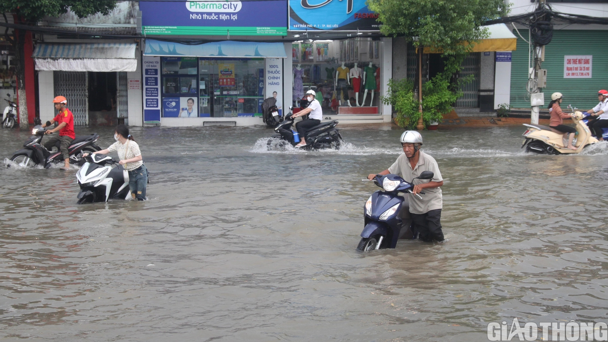 Người d&acirc;n Bạc Li&ecirc;u b&igrave; b&otilde;m dẫn xe lội nước sau cơn mưa lớn k&eacute;o d&agrave;i - Ảnh 4.