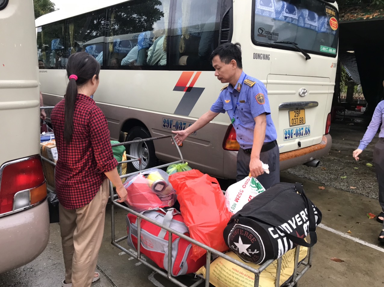 Sạt lở đường sắt Bắc - Nam qua H&agrave; Tĩnh, kh&ocirc;ng thể chạy t&agrave;u - Ảnh 2.