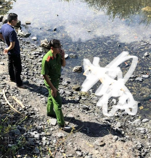 Ph&aacute;t hiện thi người đ&agrave;n &ocirc;ng trong t&igrave;nh trạng l&otilde;a thể tr&ecirc;n bờ suối ở Cẩm Phả - Ảnh 1.