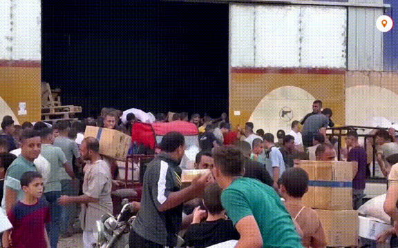 Trật tự d&acirc;n sự bị ph&aacute; vỡ: Thất vọng chạm đ&aacute;y, d&acirc;n Gaza đột nhập kho UNRWA lấy đồ tiếp tế