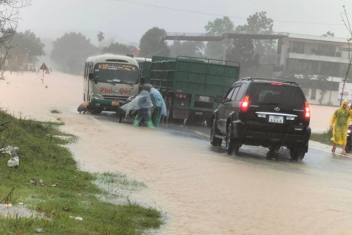 23.000 học sinh miền n&uacute;i H&agrave; Tĩnh nghỉ học v&igrave; mưa lớn, 1 em bị tường sập đ&egrave; ch&acirc;n - Ảnh 1.