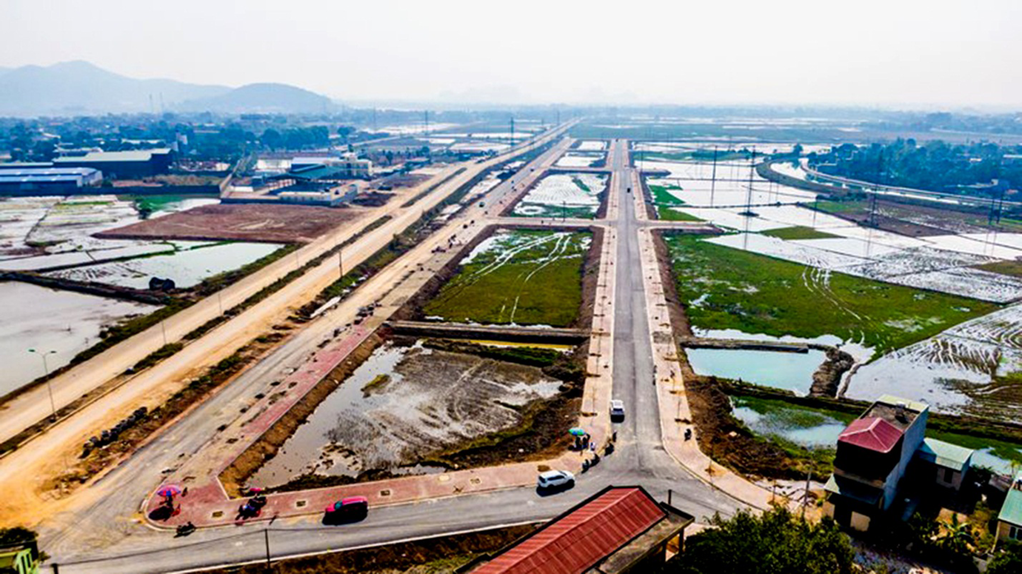 Vượt kh&oacute; tr&ecirc;n c&ocirc;ng tr&igrave;nh giao th&ocirc;ng trọng điểm  - Ảnh 1.