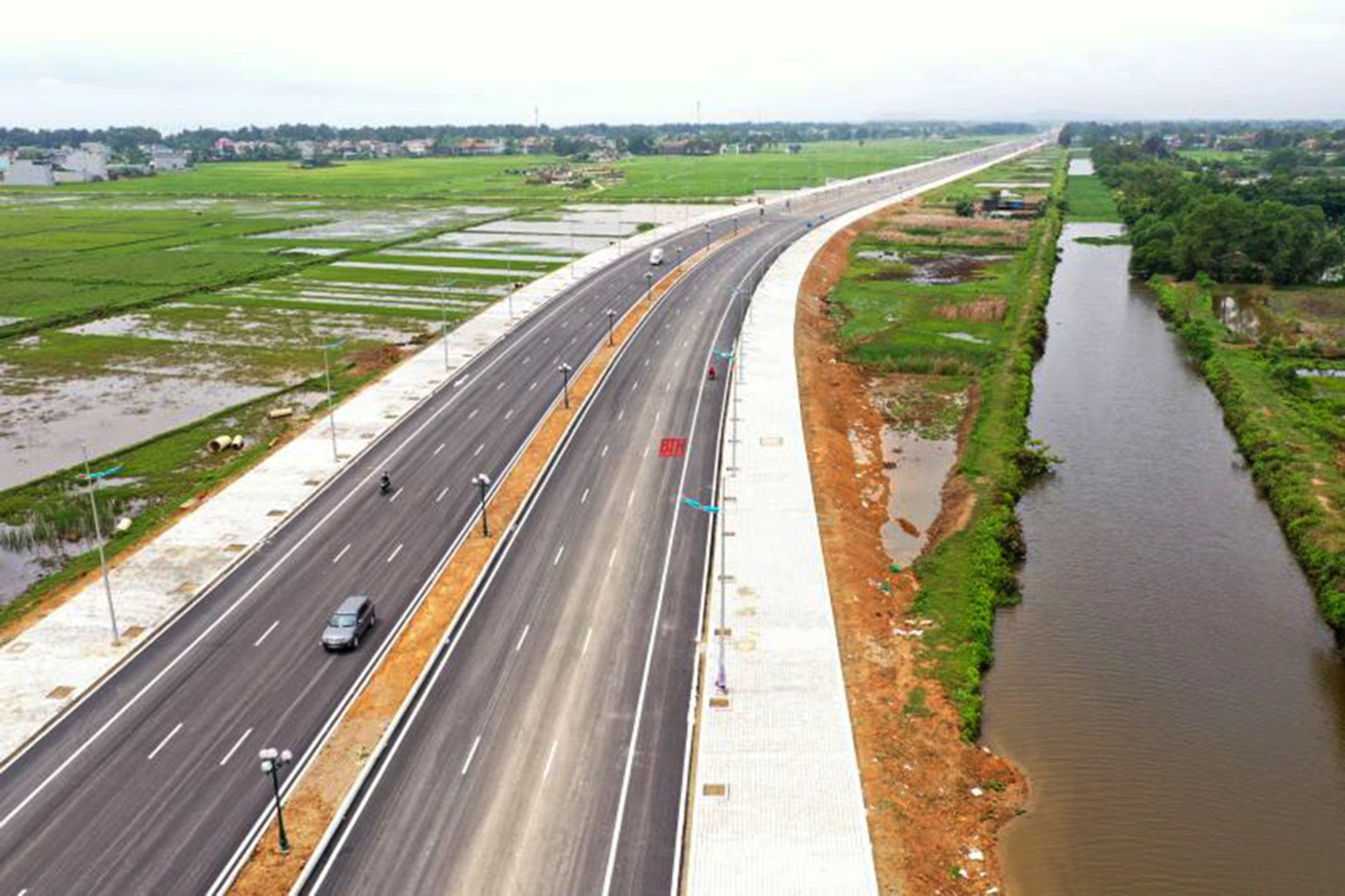 Vượt kh&oacute; tr&ecirc;n c&ocirc;ng tr&igrave;nh giao th&ocirc;ng trọng điểm  - Ảnh 2.