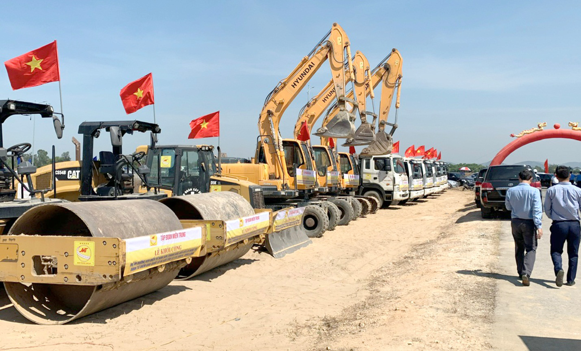 Vượt kh&oacute; tr&ecirc;n c&ocirc;ng tr&igrave;nh giao th&ocirc;ng trọng điểm  - Ảnh 4.