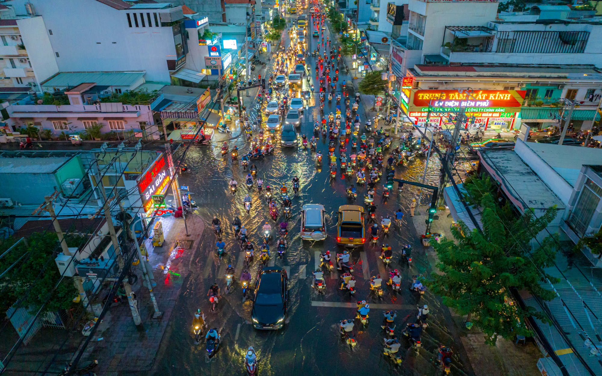 Triều cường d&acirc;ng cao, người d&acirc;n TP.HCM chật vật trở về nh&agrave;