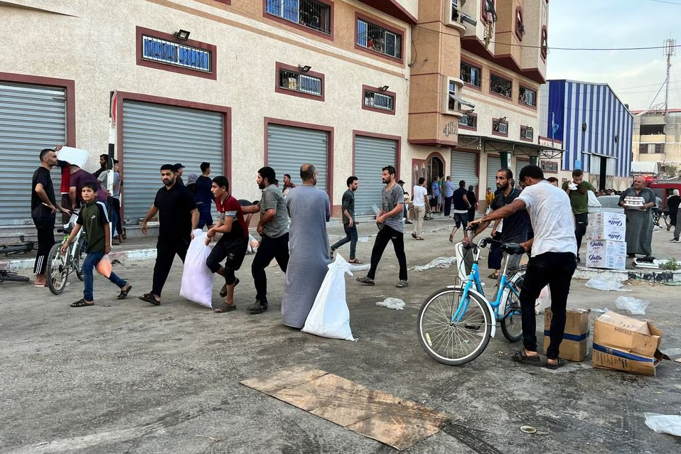 Trật tự d&acirc;n sự bị ph&aacute; vỡ: Thất vọng chạm đ&aacute;y, d&acirc;n Gaza đột nhập kho UNRWA lấy đồ tiếp tế - Ảnh 2.