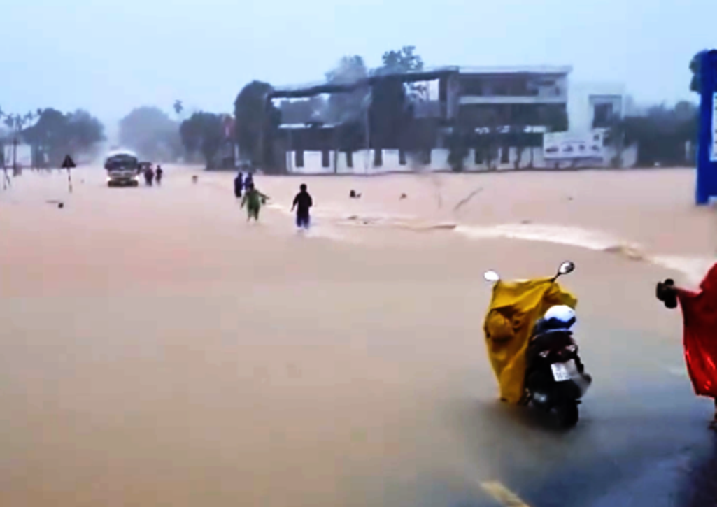 23.000 học sinh miền n&uacute;i H&agrave; Tĩnh nghỉ học v&igrave; mưa lớn, 1 em bị tường sập đ&egrave; ch&acirc;n - Ảnh 2.