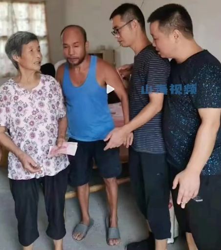 G&oacute;p hơn 700 triệu đồng nu&ocirc;i bạn 18 năm trời, hội bạn nhận 1 thứ &ldquo;l&atilde;i&rdquo; kh&ocirc;ng ai c&oacute; được - Ảnh 2.