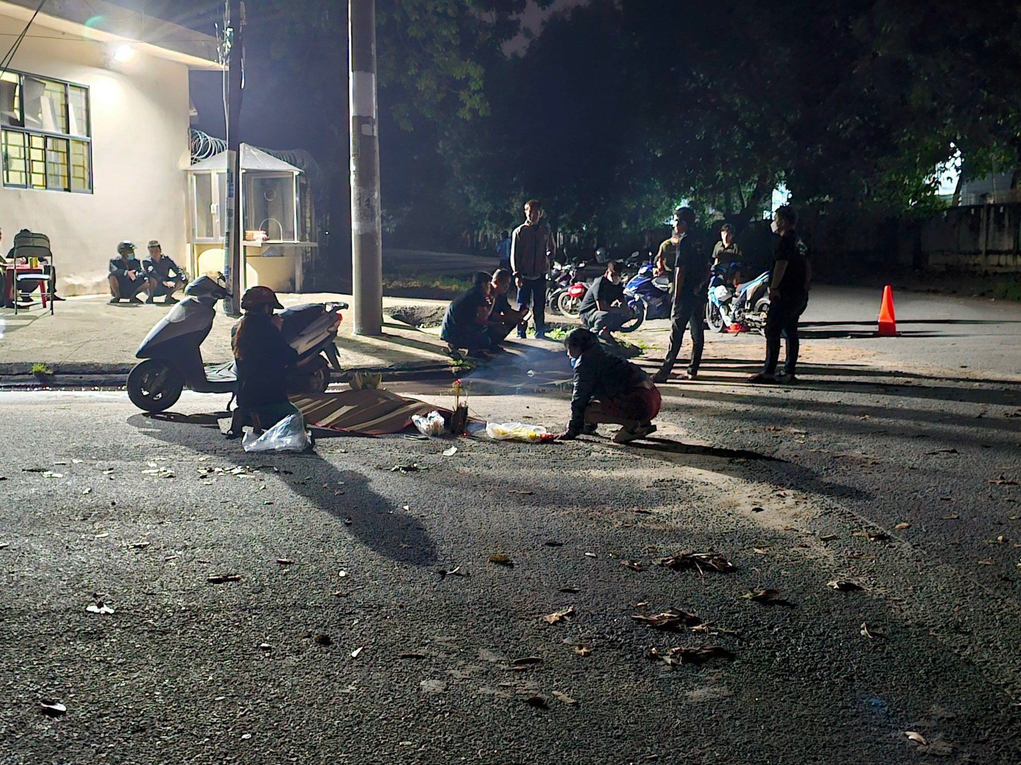 Người đ&agrave;n &ocirc;ng nằm chết tr&ecirc;n đường sau khi n&oacute;i chuyện với một người kh&aacute;c - Ảnh 2.