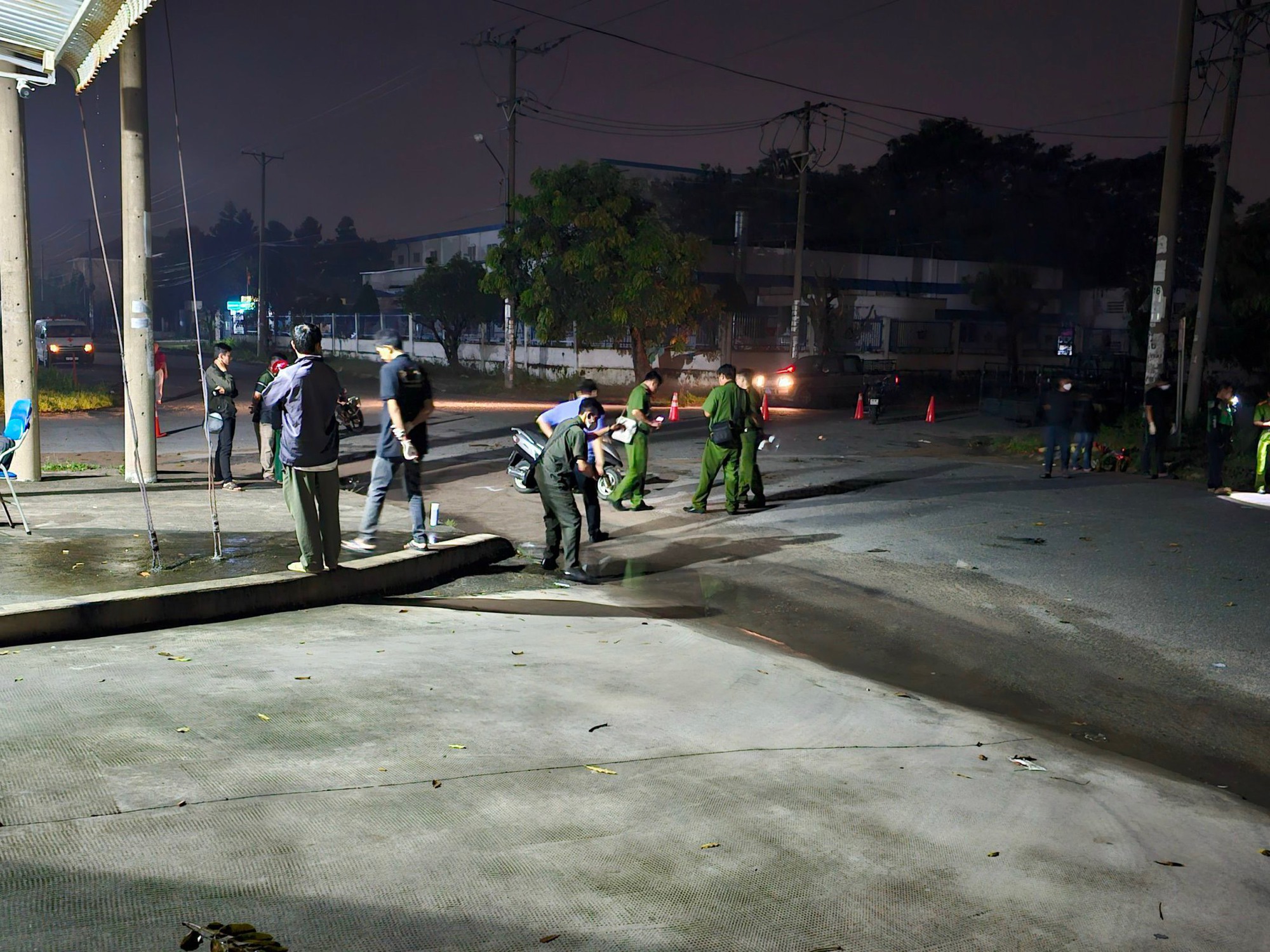 Người đ&agrave;n &ocirc;ng nằm chết tr&ecirc;n đường sau khi n&oacute;i chuyện với một người kh&aacute;c - Ảnh 1.