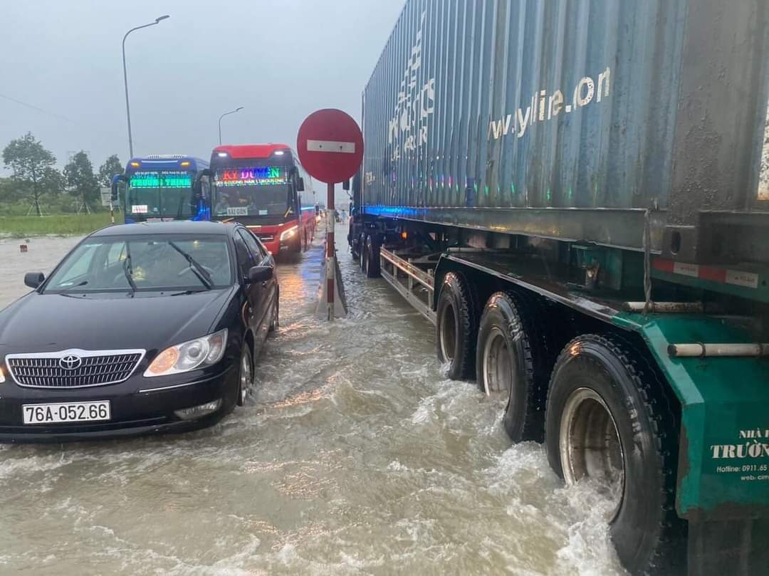 Mưa trắng trời, nước ngập QL1 qua Quảng Ng&atilde;i - Ảnh 3.