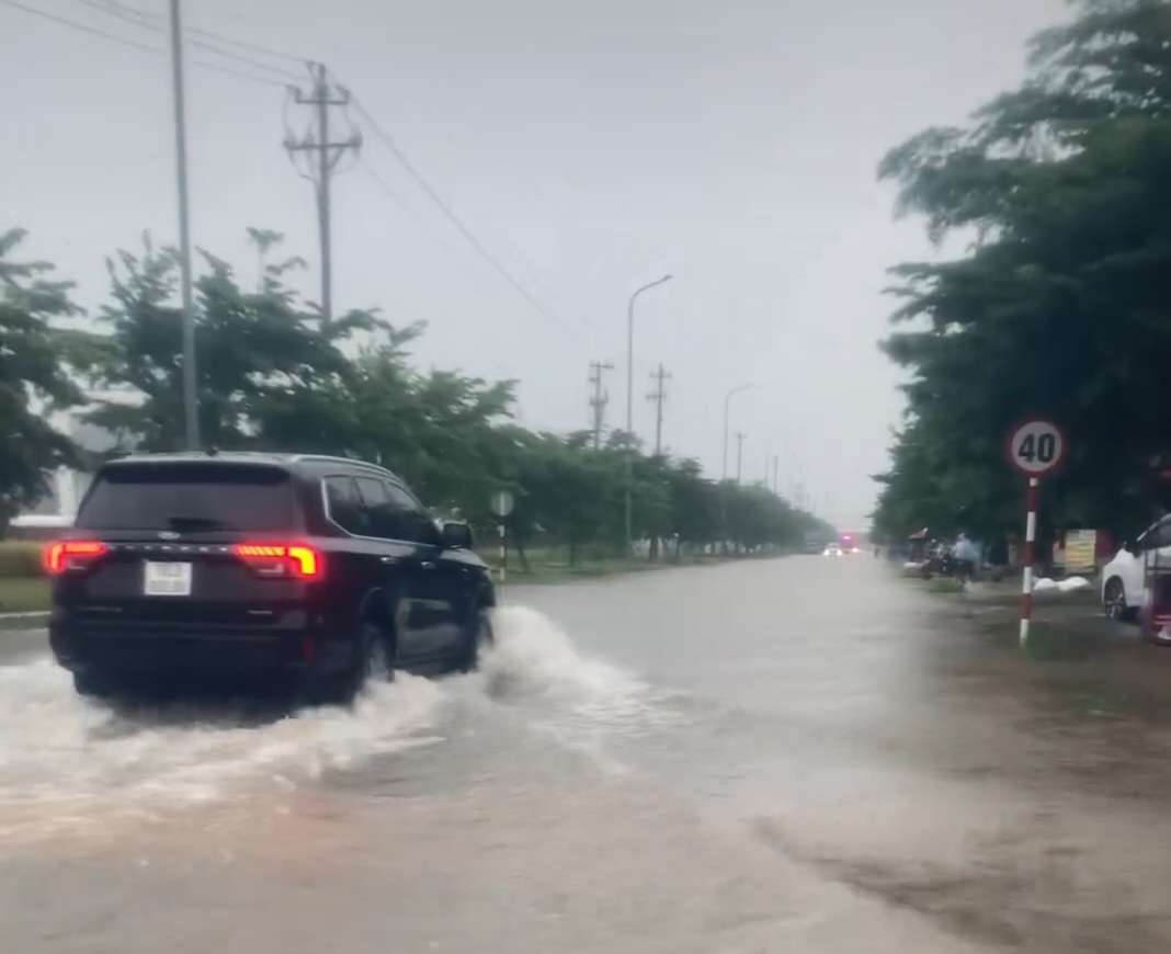 Mưa trắng trời, nước ngập QL1 qua Quảng Ng&atilde;i - Ảnh 9.