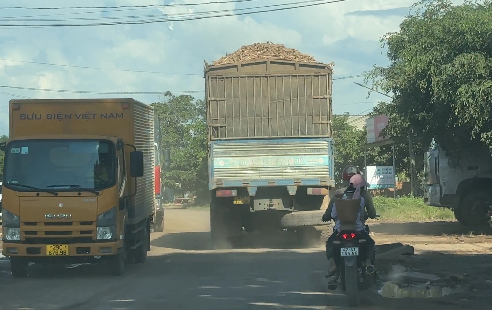 C&ocirc;ng an Bu&ocirc;n Đ&ocirc;n v&agrave;o cuộc x&aacute;c minh xử l&yacute; xe c&oacute; dấu hiệu qu&aacute; tải - Ảnh 1.