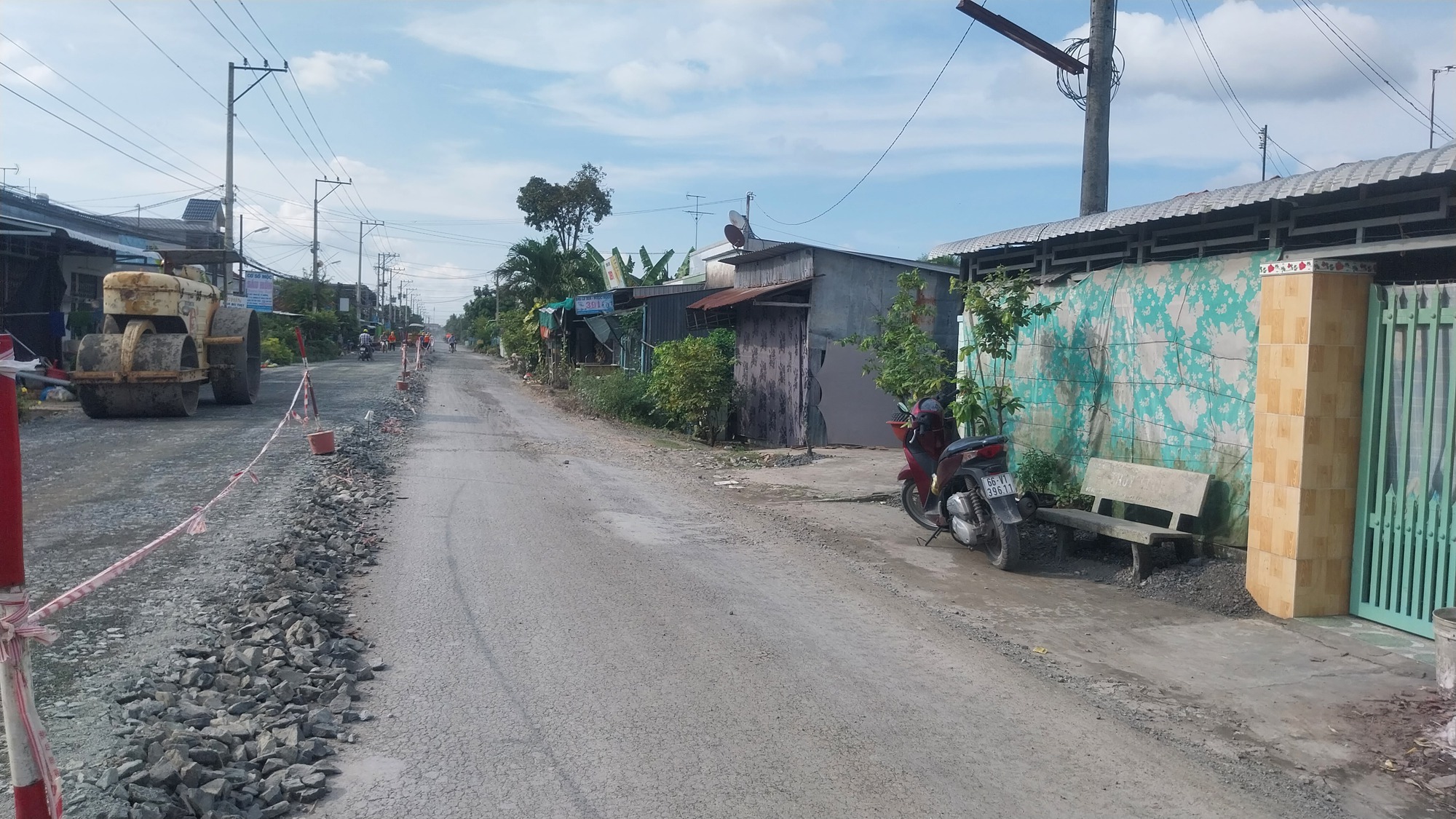 Thi c&ocirc;ng đường g&acirc;y bụi ảnh hưởng đời sống người d&acirc;n: Nh&agrave; thầu n&oacute;i g&igrave;? - Ảnh 1.