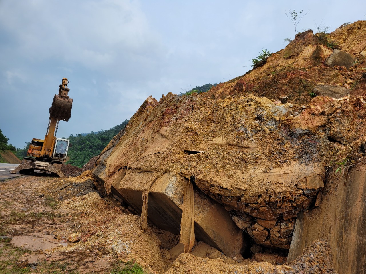 Gấp r&uacute;t khắc phục sạt lở tuyến La Sơn - Ho&agrave; Li&ecirc;n - Ảnh 2.