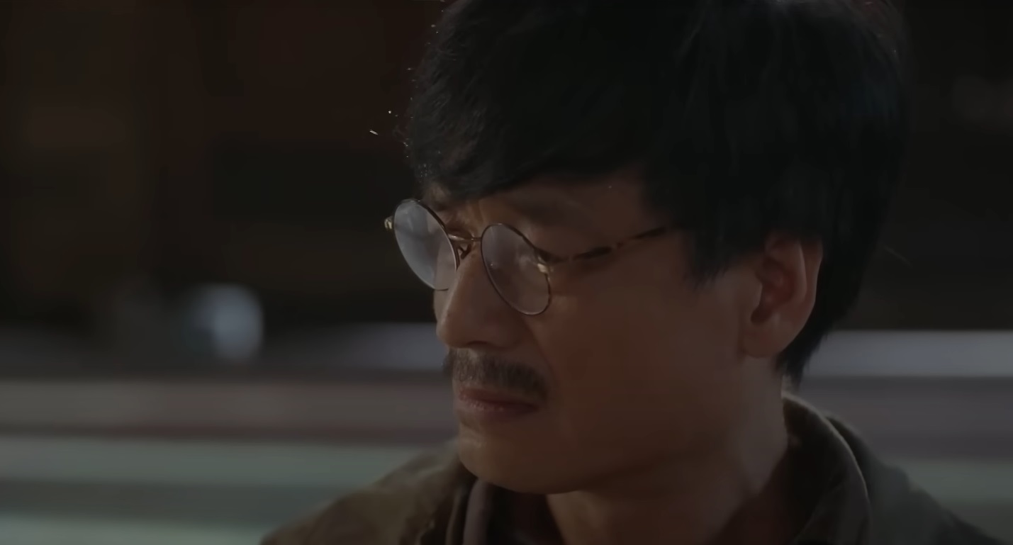 Ông Sáng bất ngờ khi nghe Điều tiết lộ hắn chính là con trai của mình. Ông Sáng bất ngờ khi nghe Điều tiết lộ hắn chính là con trai của mình.