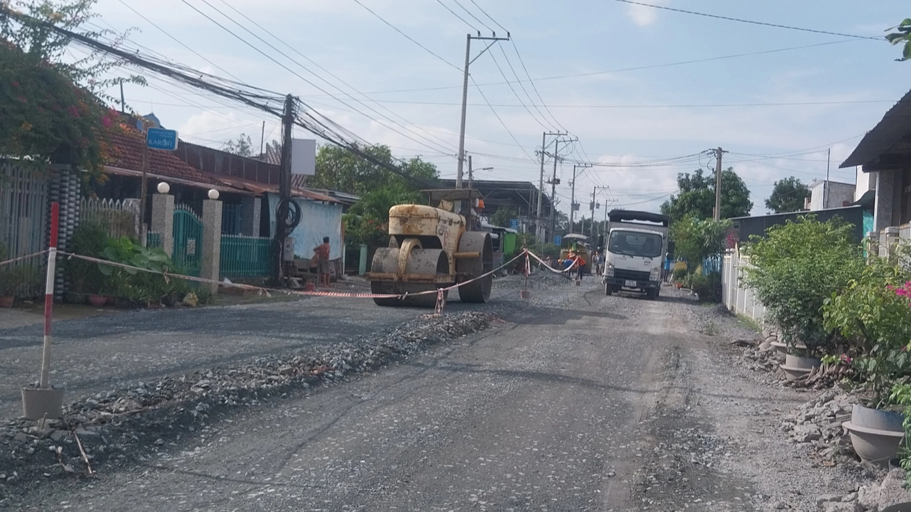 Thi c&ocirc;ng đường g&acirc;y bụi ảnh hưởng đời sống người d&acirc;n: Nh&agrave; thầu n&oacute;i g&igrave;? - Ảnh 3.