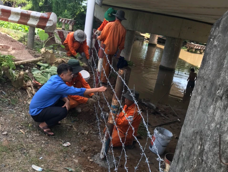 Hậu Giang: Rào chắn gầm cầu chống lấn chiếm - Ảnh 1. Hậu Giang: Rào chắn gầm cầu chống lấn chiếm - Ảnh 1.