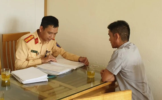 T&agrave;i xế bị phạt 17 triệu v&igrave; bị quay clip đi ngược chiều tr&ecirc;n cao tốc H&agrave; Nội-Th&aacute;i Nguy&ecirc;n - Ảnh 1.