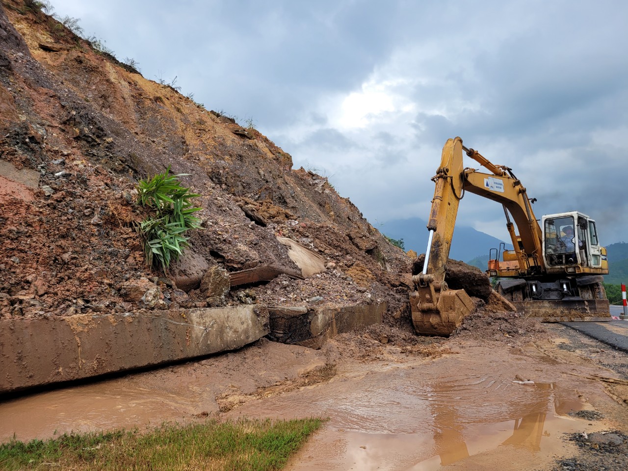 Gấp r&uacute;t khắc phục sạt lở tuyến La Sơn - Ho&agrave; Li&ecirc;n - Ảnh 1.