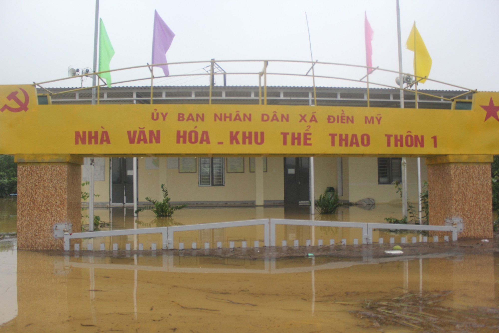 Thông tuyến đường sắt Bắc - Nam sau sự cố sạt lở, nhiều tuyến quốc lộ qua Hà Tĩnh nước rút - Ảnh 2. Thông tuyến đường sắt Bắc - Nam sau sự cố sạt lở, nhiều tuyến quốc lộ qua Hà Tĩnh nước rút - Ảnh 2.