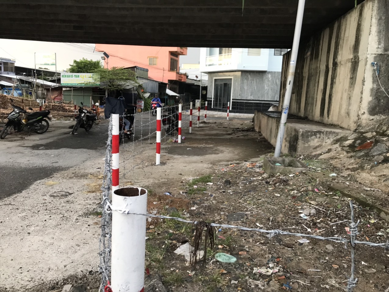 Hậu Giang: Rào chắn gầm cầu chống lấn chiếm - Ảnh 2. Hậu Giang: Rào chắn gầm cầu chống lấn chiếm - Ảnh 2.