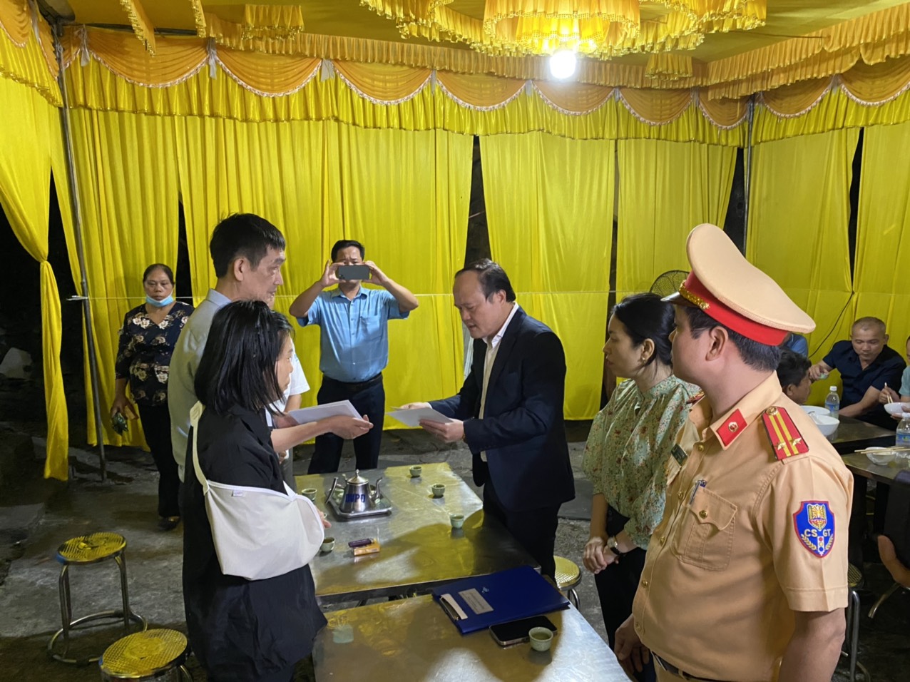 Người th&acirc;n, h&agrave;ng x&oacute;m bần thần, nghẹn ng&agrave;o, tiếc thương c&aacute;c nạn nh&acirc;n vụ tai nạn ở Lạng Sơn - Ảnh 1.