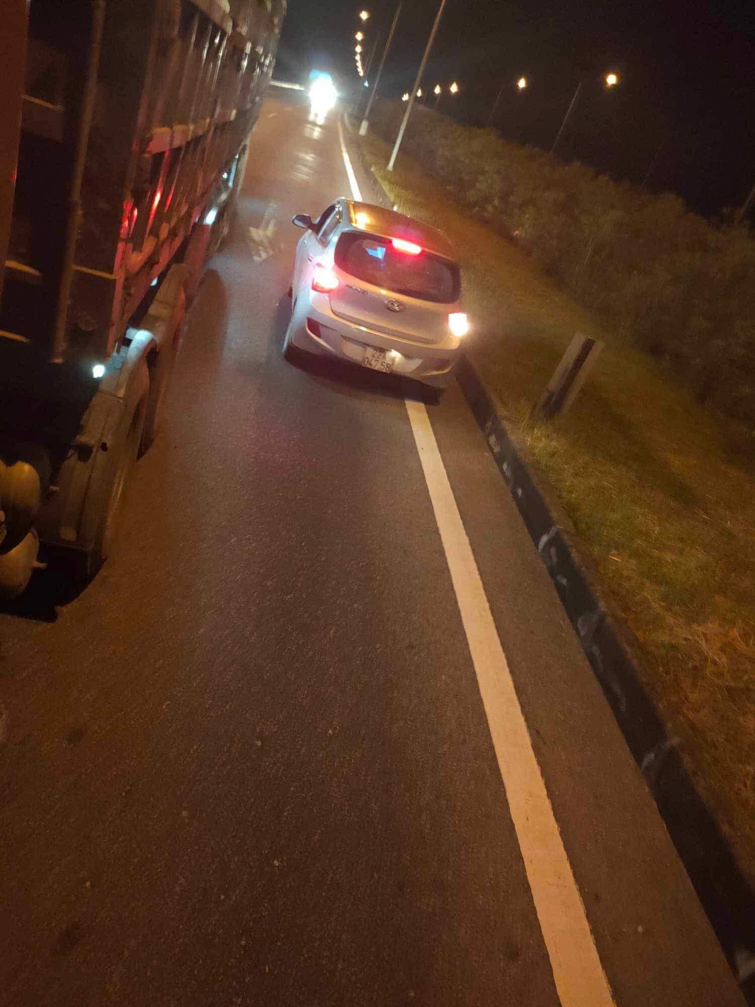 T&agrave;i xế bị phạt 17 triệu v&igrave; bị quay clip đi ngược chiều tr&ecirc;n cao tốc H&agrave; Nội-Th&aacute;i Nguy&ecirc;n - Ảnh 2.