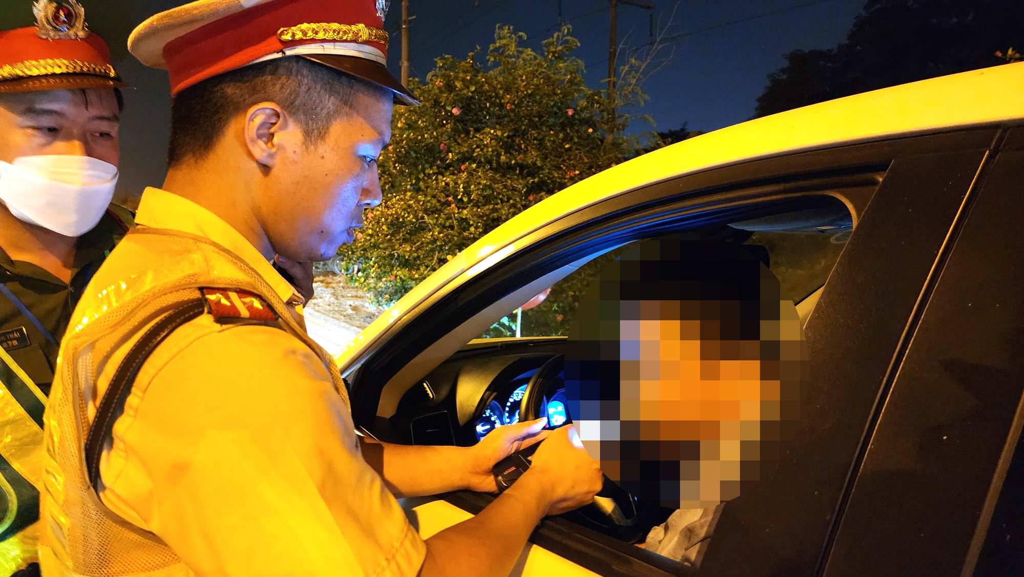 T&agrave;i xế &ocirc; t&ocirc; vi phạm nồng độ cồn đề nghị &ldquo;tạo điều kiện&rdquo; v&igrave; sợ vợ mắng - Ảnh 10.