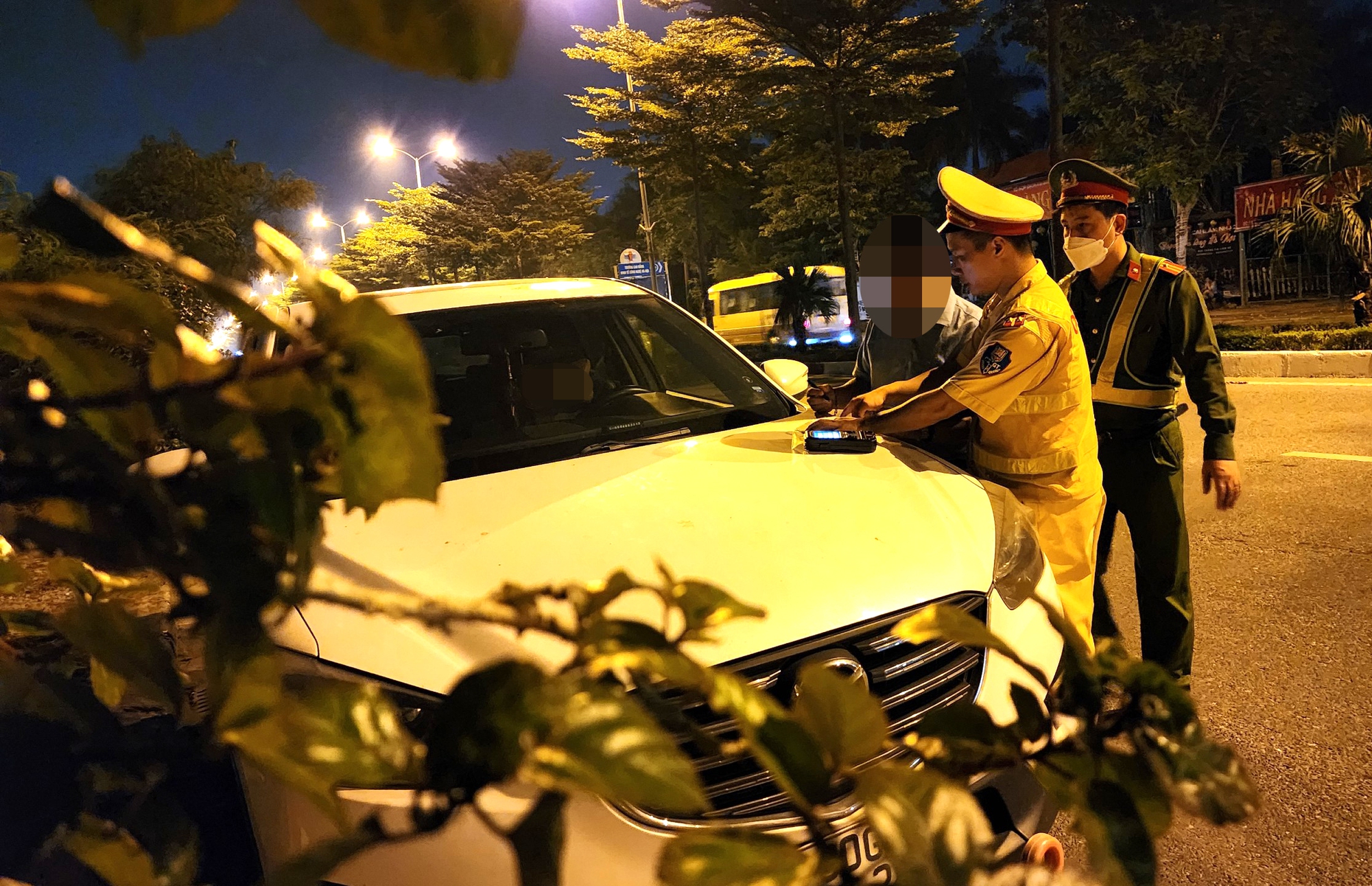 T&agrave;i xế &ocirc; t&ocirc; vi phạm nồng độ cồn đề nghị &ldquo;tạo điều kiện&rdquo; v&igrave; sợ vợ mắng - Ảnh 11.