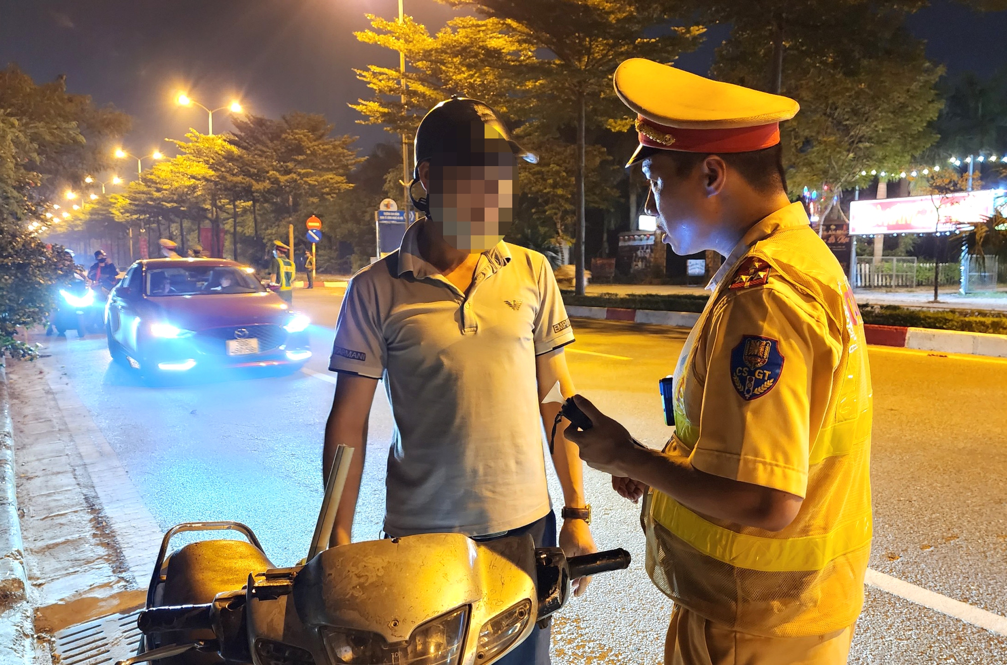 T&agrave;i xế &ocirc; t&ocirc; vi phạm nồng độ cồn đề nghị &ldquo;tạo điều kiện&rdquo; v&igrave; sợ vợ mắng - Ảnh 3.